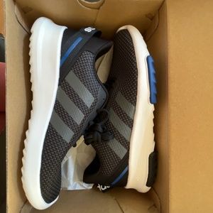 Adidas racer TR 2.0 K US size 5 black with blue